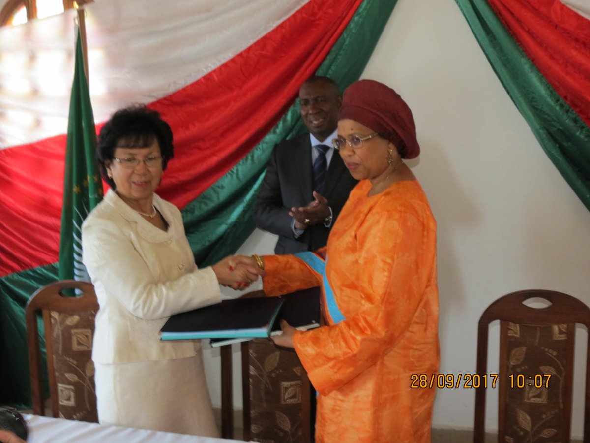 AUC_PAPS's tweet image. #SRCC Hawa Youssouf, as part of the "#Africa Helping Africa" initiative, handed over IT equipment to the Minister of Justice of #Madagascar