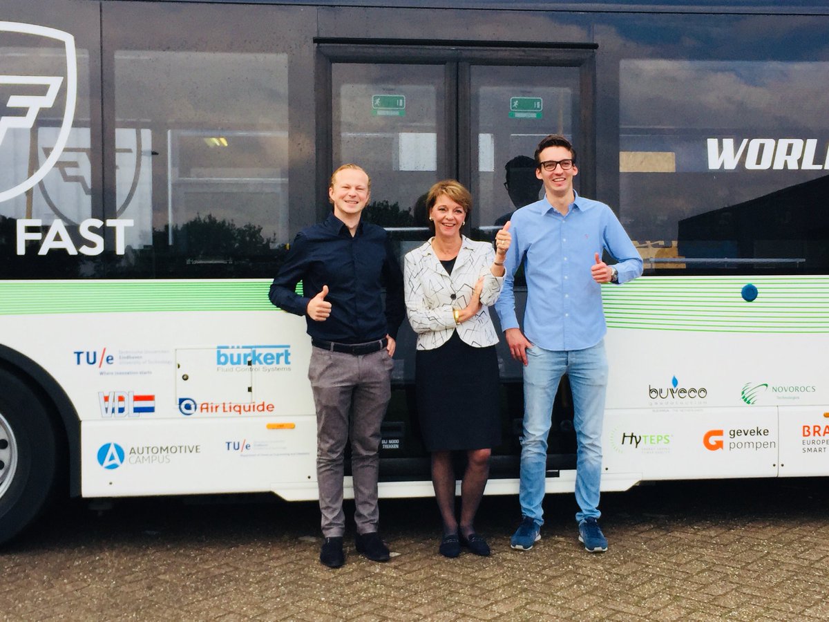 Studententeam <a href="/TUeTeamFAST/">Team FAST</a> neemt Burgemeester <a href="/ellyblanksma/">Elly Blanksma</a> mee in de verbazende wereld van een bus op mierenzuur! #hydrozine