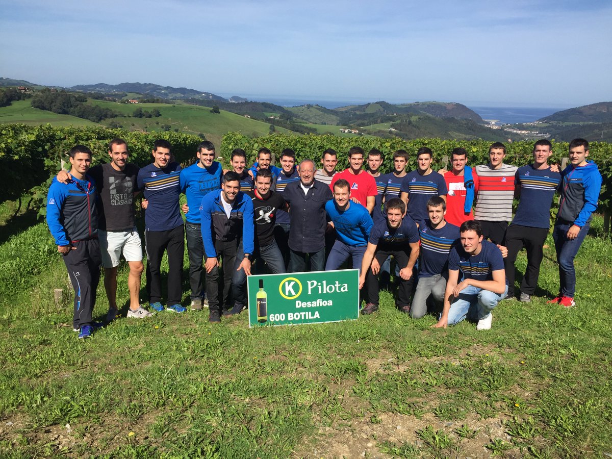 vídeo <a href="/karguinano/">Karlos Arguiñano</a> entrega en <a href="/bodegaK5/">K5</a> 600 botellas txakoli KPilota pelotaris <a href="/ASPEpelota/">ASPE Pelota</a> bit.ly/2fB32wE <a href="/eitbkirolak/">EITB Kirolak</a> #pelotavasca