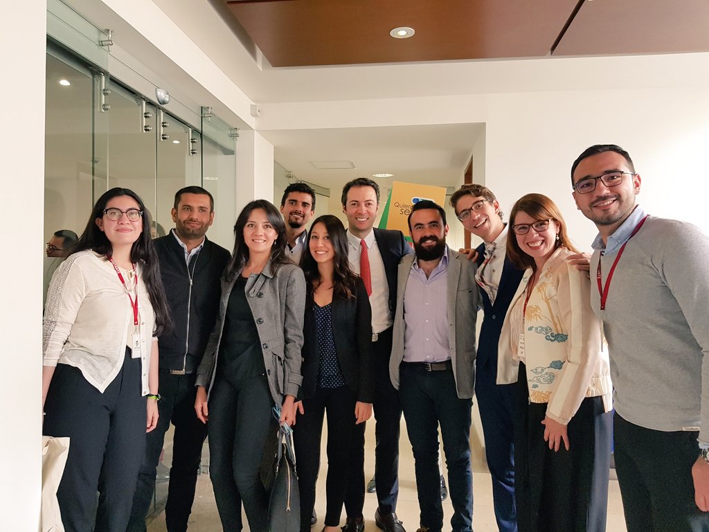 FulbrightCol's tweet photo. Viceministro @QuinteroCalle y beneficiarios del programa #Fulbright - @Ministerio_TIC para formación avanzada en EE.UU. #BeFulbright https://t.co/yrWRXkvnbN