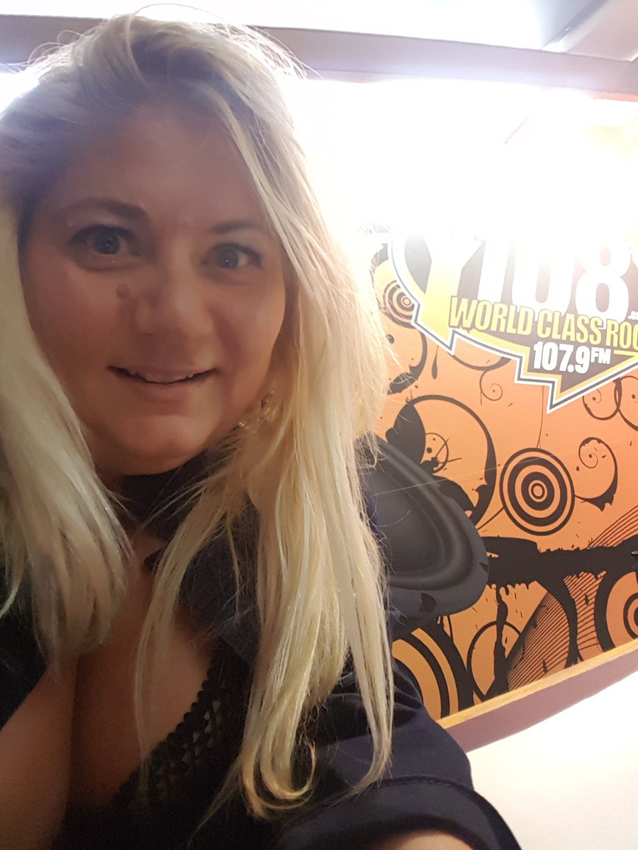CharlotteSzivak's tweet photo. Let's try FB LIVE tarot reads this time @Y108Rocks #espmyfuture ๐ฎโ ๐ค https://t.co/1n0axa2n0Z