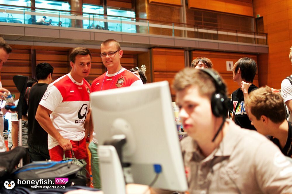 7 years ago me and <a href="/neo_fkubski/">neo_fk</a> talking how slow sensitivity had <a href="/karriganCSGO/">karrigan</a> 1.6 , inferno ladder , jump backwards