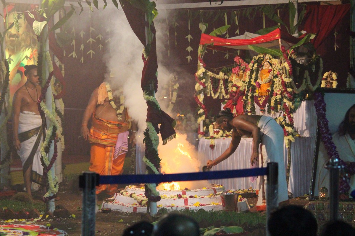 vds_maha's tweet photo. Punarahuti includes offering of nine types of grains, ghee etc. into fire while chanting specified mantras. #DeviRises #DurgaAshtami https://t.co/1l21zQxVcv