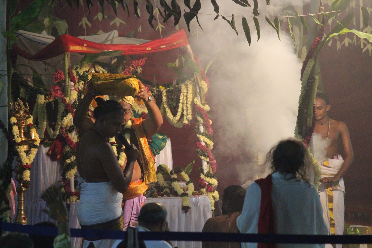 vds_maha's tweet photo. Punarahuti includes offering of nine types of grains, ghee etc. into fire while chanting specified mantras. #DeviRises #DurgaAshtami https://t.co/1l21zQxVcv