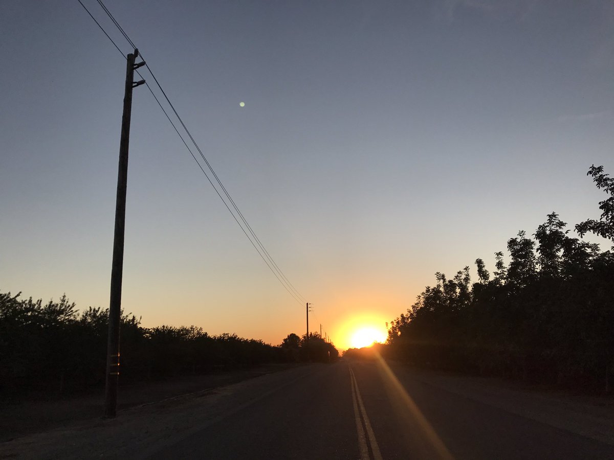 RebekahRe12's tweet photo. The only good thing about having an 8am. โ๏ธ #hellosun #goodbyebed https://t.co/KE6G5NgNCK