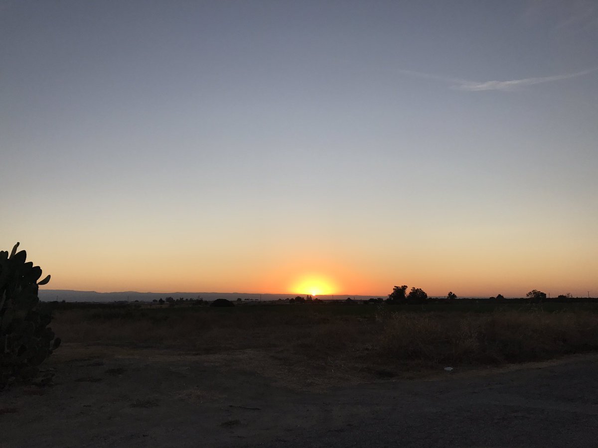 RebekahRe12's tweet photo. The only good thing about having an 8am. โ๏ธ #hellosun #goodbyebed https://t.co/KE6G5NgNCK