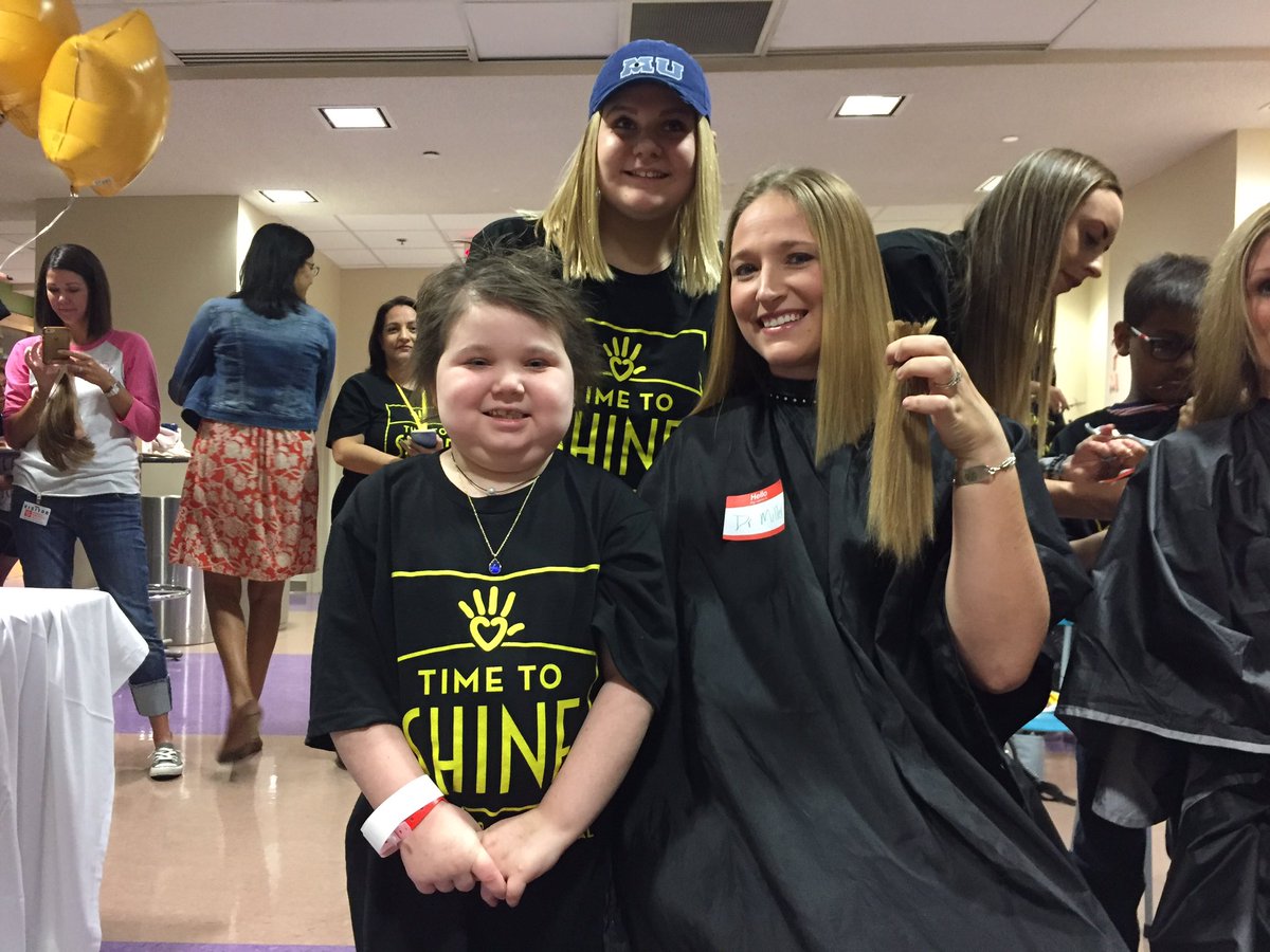 AllInForAnna's tweet image. What could be more fun than cutting your medical team's hair for a good cause? Anna loved it! #locksforgold @PhxChildrens