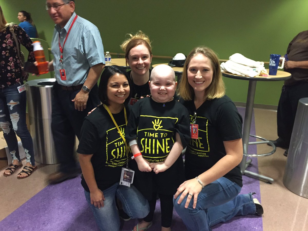 AllInForAnna's tweet image. What could be more fun than cutting your medical team's hair for a good cause? Anna loved it! #locksforgold @PhxChildrens