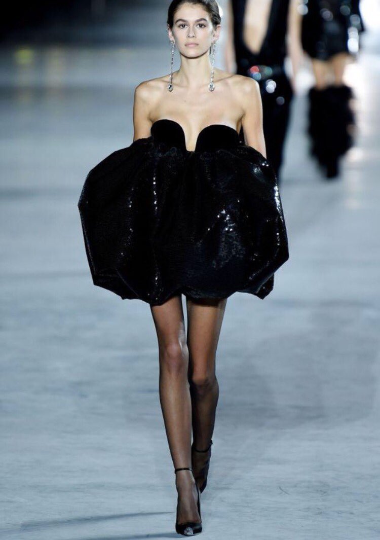 Porównanie kanonu piękna modelki za czasów Cindy Crawford (90s) i jej córki Kai ('17)