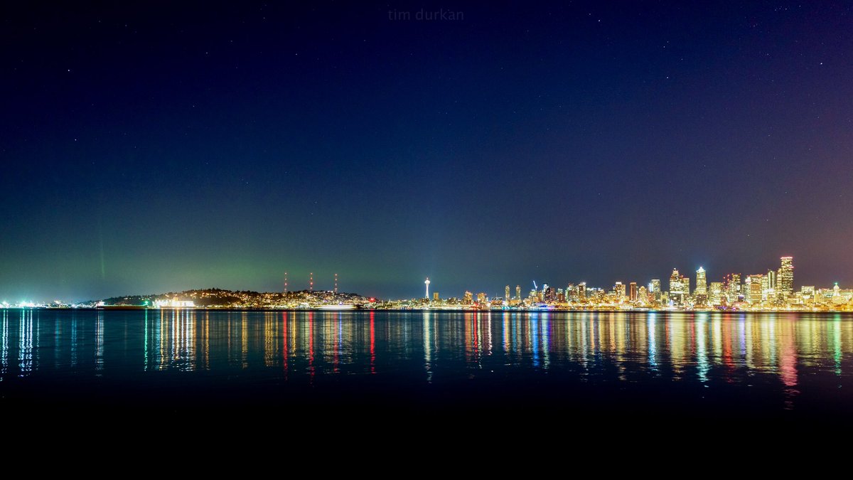 timdurkan's tweet photo. A touch of Northern Lights over Seattle early this morning made for an even more picturesque Emerald City skyline https://t.co/hYlDUQFT2k
