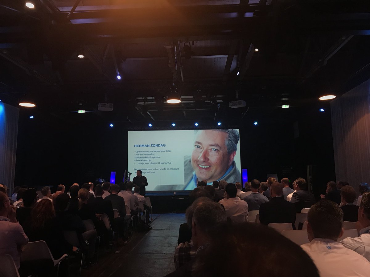 P_RemcodeVries's tweet photo. Wat een krachtige en leuke sessie van @hermanzondag. Daar word je vrolijk van en het werkt aanstekelijk. Ga met een 😁 naar huis #CU2017 https://t.co/JgATPvjhRY