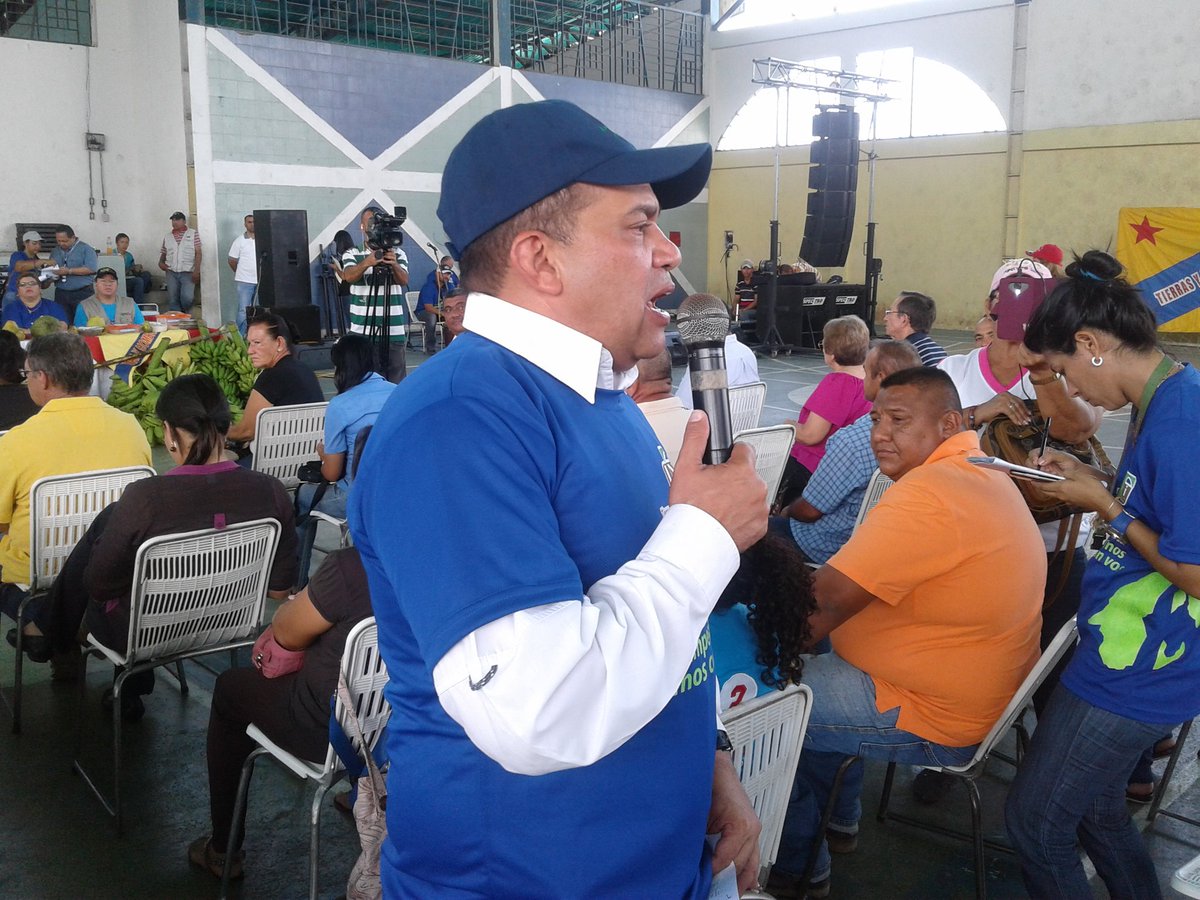 UnesurOficial's tweet photo. #AChambearPorVenezuela con los campesinos del Sur del Lago de Maracaibo, Viceministro de Tierras @avilaelguerrero con @MartinezUNESUR #Colón https://t.co/2HE11DN4pF