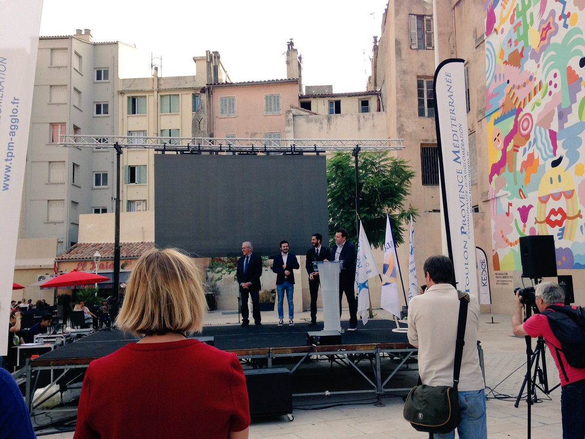 La cérémonie des étudiants méritants commence Place de l'Equerre #toulon