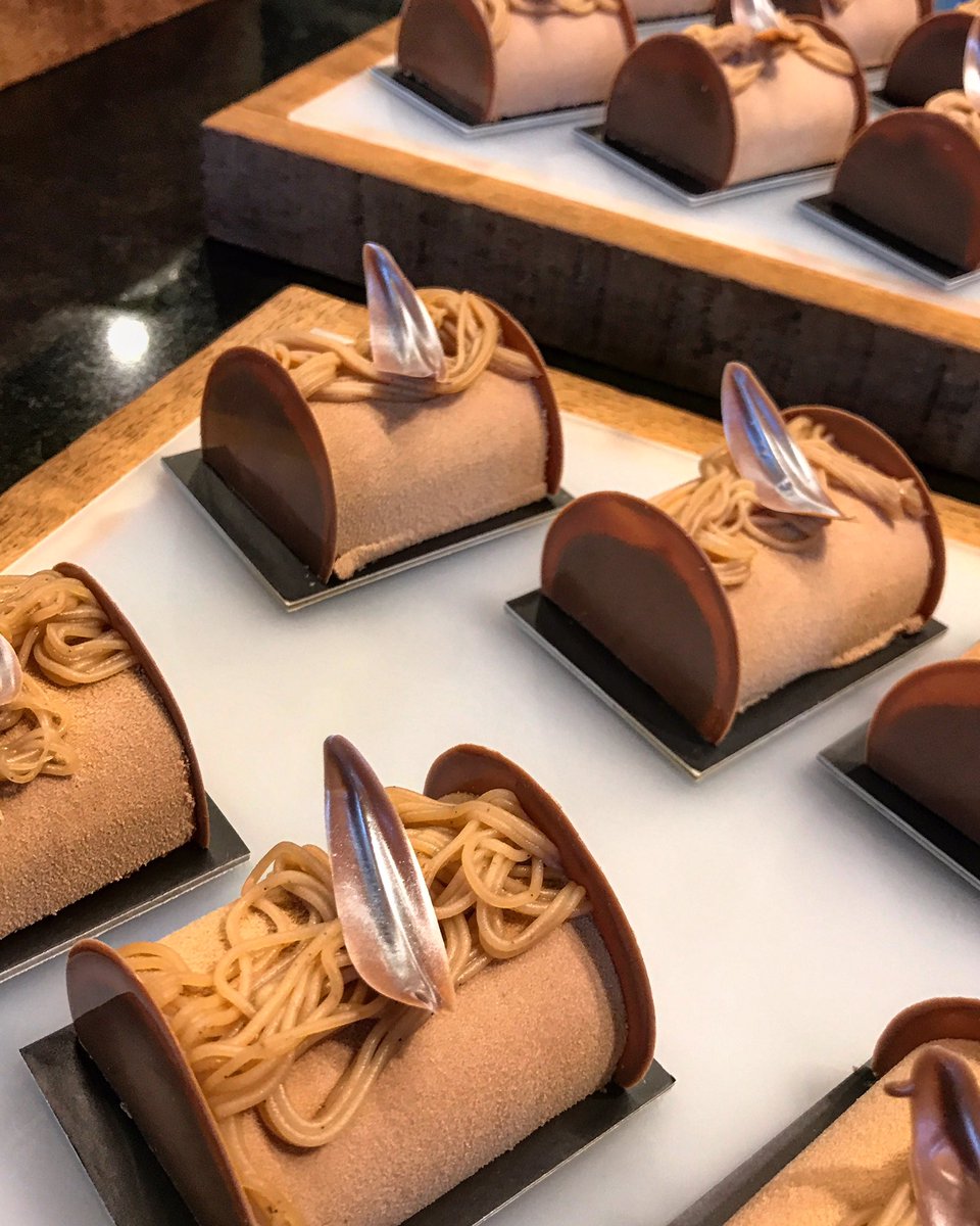 Castañas yuzu chocolate con leche avellana #academy #chocolate #pastryday #pastry #pasteleria #callebaut