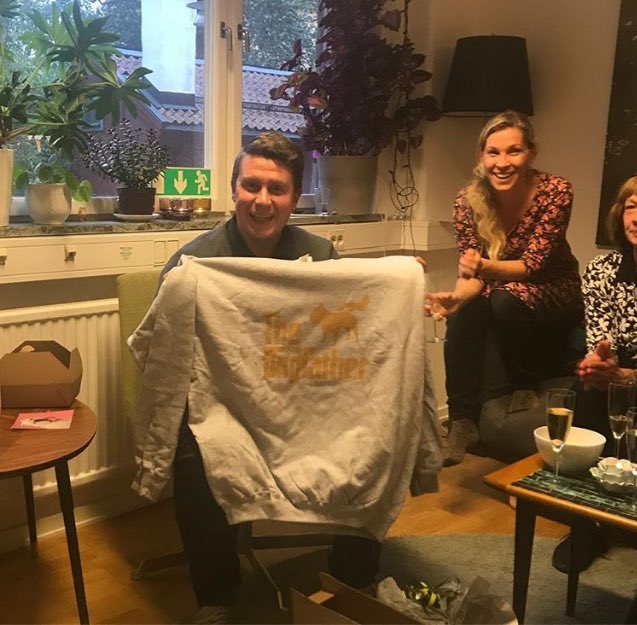 MisaSoderort's tweet image. Idag tackar vi av vår kära chef Patrik som går vidare till att bossa över hundar istället för vår brokiga skara. Same, same... #thedogfather