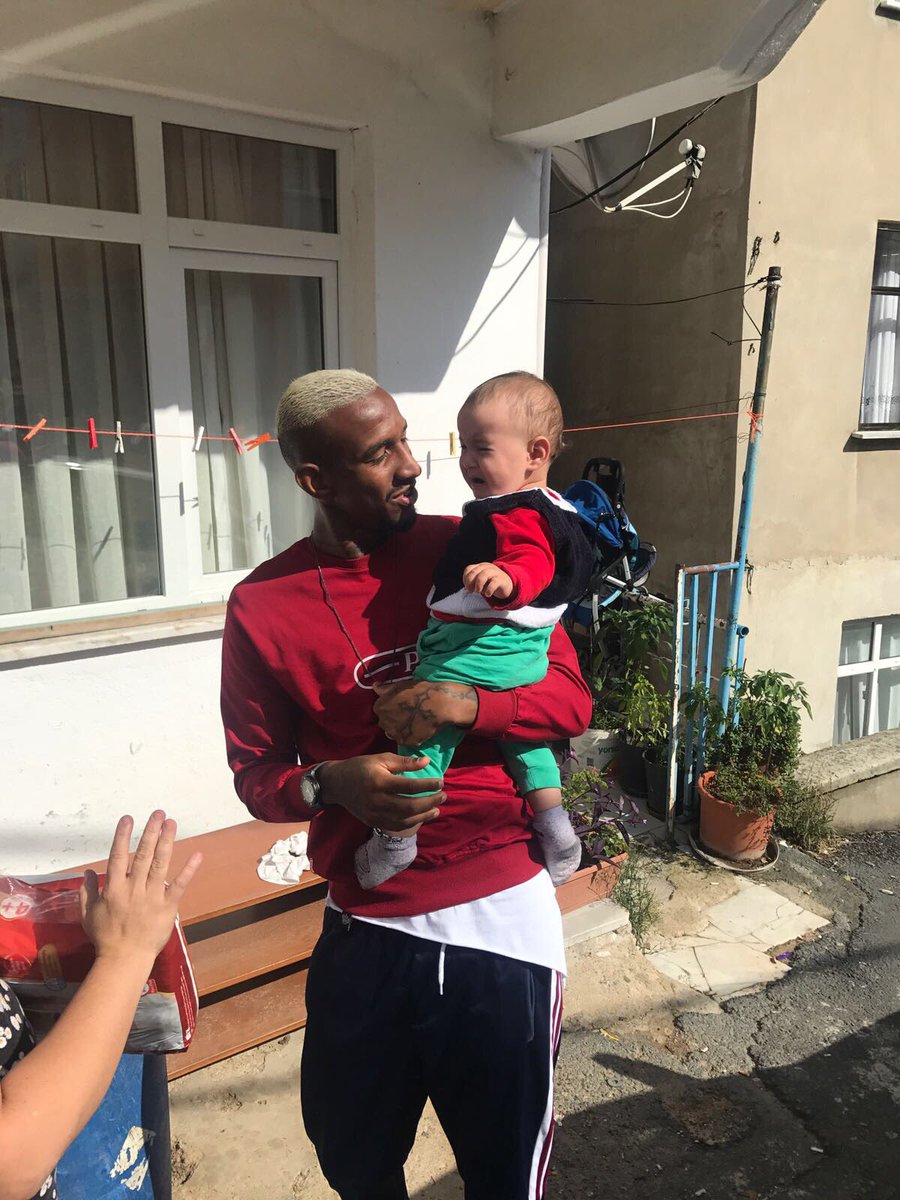 Besiktas's tweet photo. Ailesinin ismini Talisca koyduğu bebeği ziyaret eden ve destek olan Anderson Talisca, gönülleri feth etti.  😍 https://t.co/qo1FWdRDWF