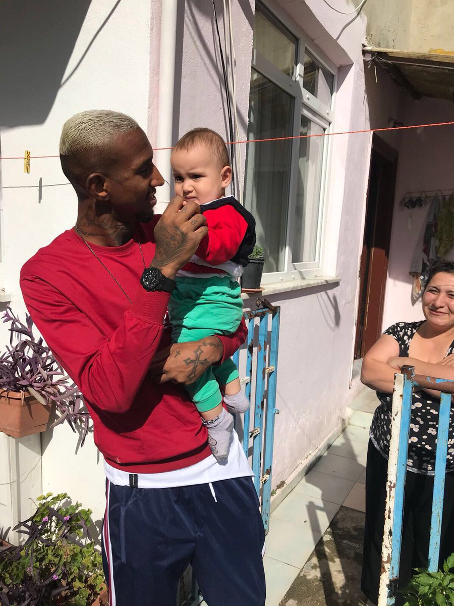 Ailesinin ismini Talisca koyduğu bebeği ziyaret eden ve destek olan Anderson Talisca, gönülleri feth etti.  😍