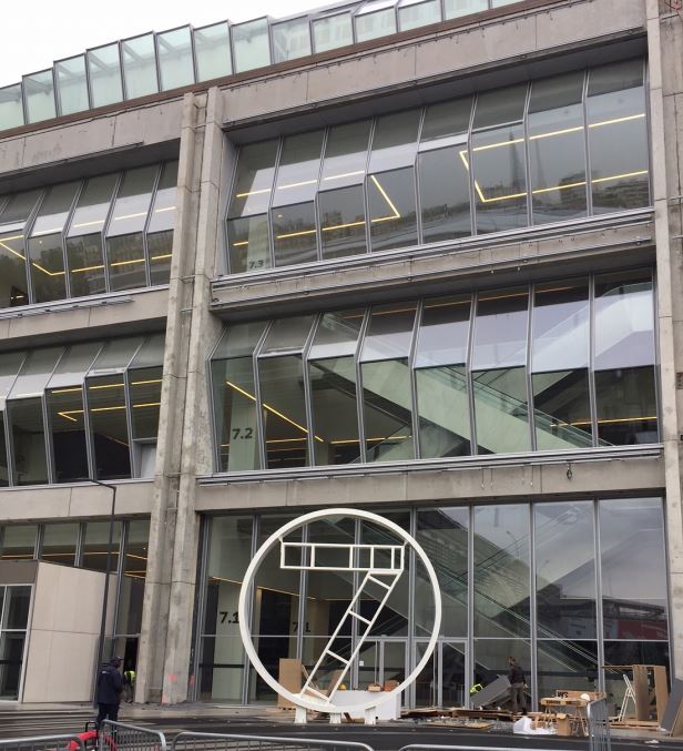 J-55...En attendant l'ouverture de #ParisConventionCentre dans le Pavillon 7 de la porte de Versailles, le totem prend place #eventprofs