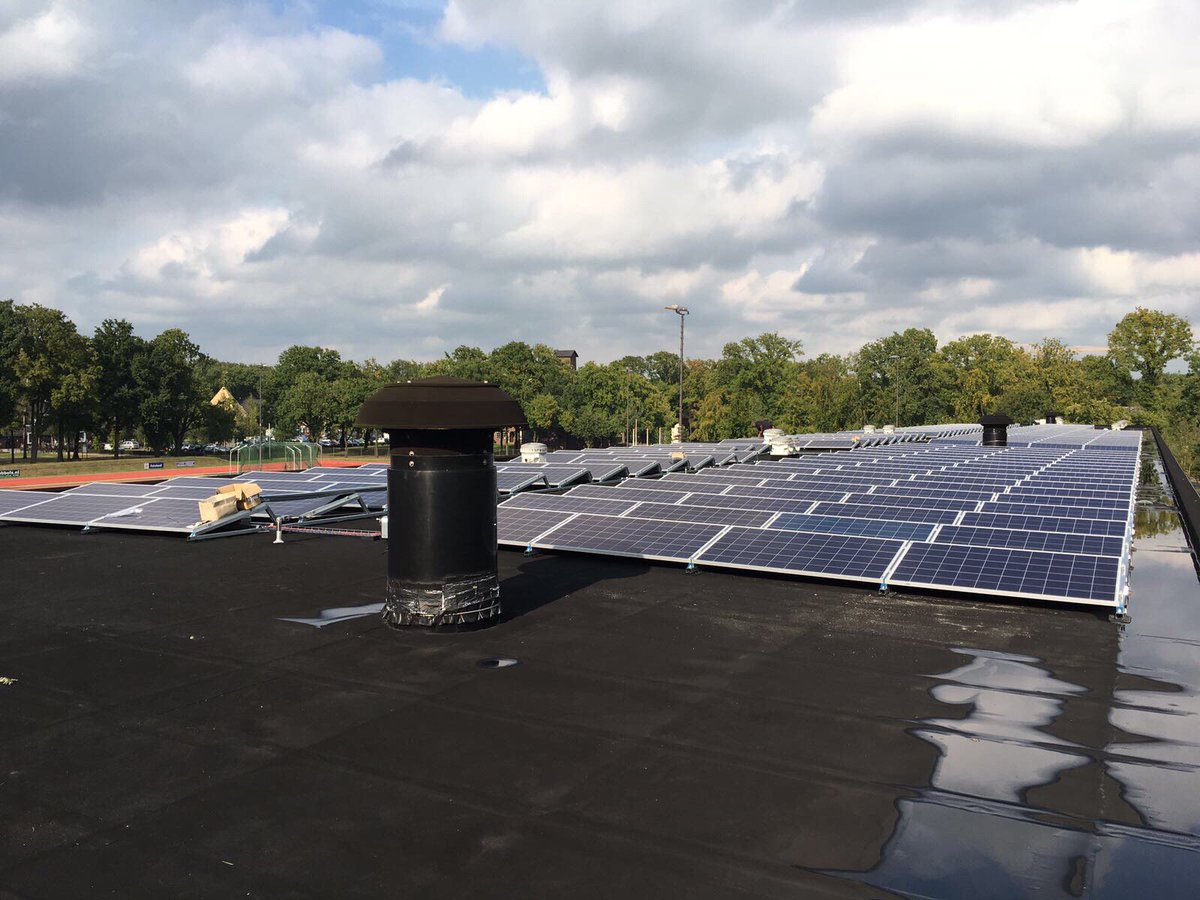 phvught's tweet photo. De afgelopen dagen hebben ze hard gewerkt: 320 zonnepanelen liggen er op het dak van de indooraccommodatie! Mooi! https://t.co/9MQvIxZfuF