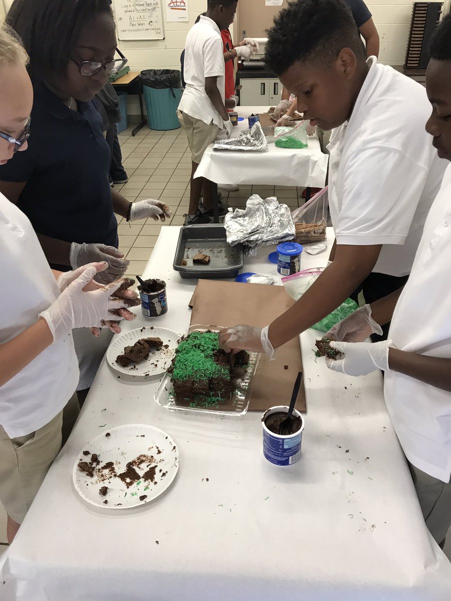 MatthewDCraig's tweet photo. Whoever said history was boring hasn't been in Mrs. Kittrell's class. Brownies, pretzels, &amp; frosting to make sod houses. #BaldwinProud #Yum https://t.co/khvPiIZWga