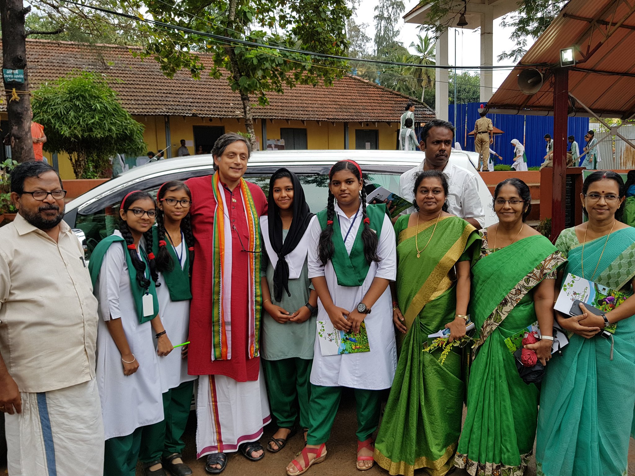 Shashi Tharoor on X: With kids from CottonHill Girls'HighSchool after a  function to launch an environmental awareness education course in Kerala  schools  / X