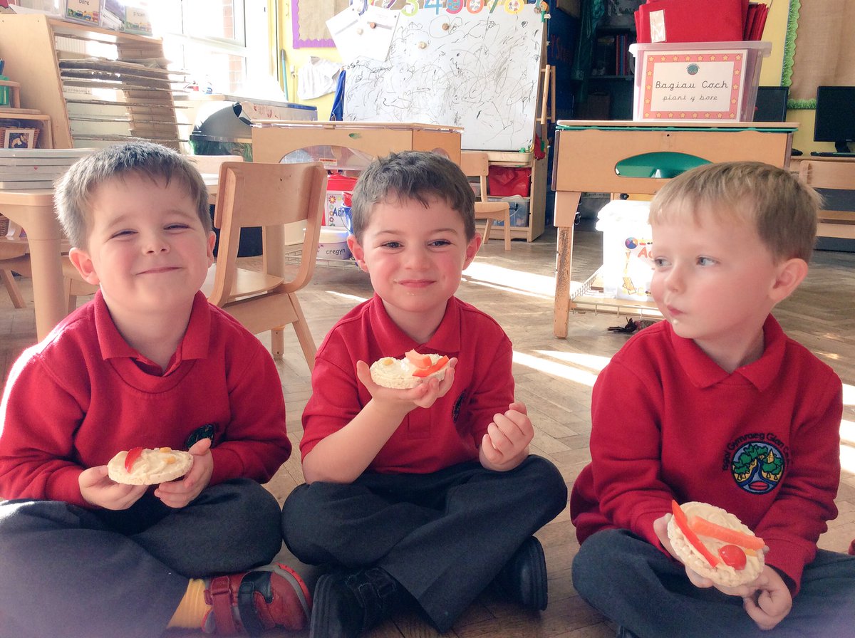 MrsMBeynon's tweet photo. Byrbryd wyneb hapus heddi... sut wyt ti'n teimlo? 

Happy faces for snack today...how are you feeling? 

#hapus  #trist  #ofnus  #crac https://t.co/fZGXPRAy57