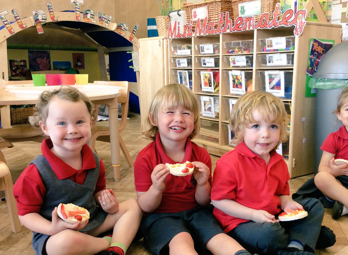 MrsMBeynon's tweet photo. Byrbryd wyneb hapus heddi... sut wyt ti'n teimlo? 

Happy faces for snack today...how are you feeling? 

#hapus  #trist  #ofnus  #crac https://t.co/fZGXPRAy57