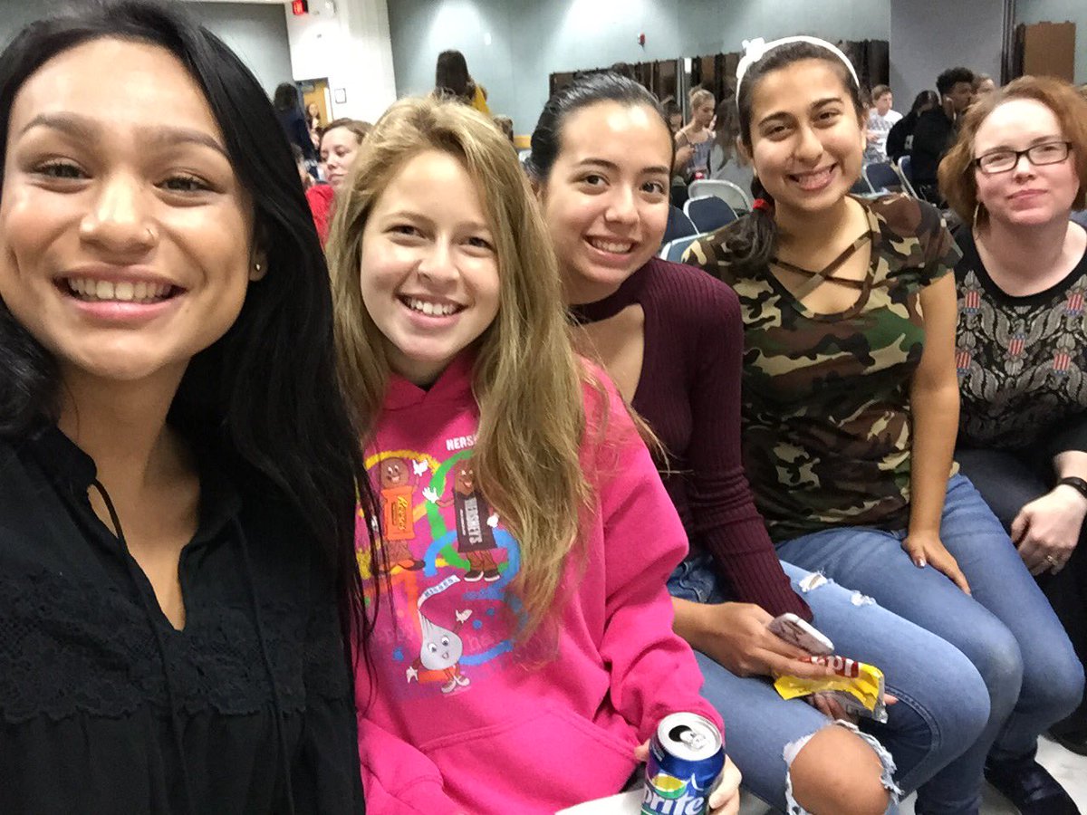 YearbookFhs's tweet image. we came for the food🍕 #fallworkshop #pacemakerherewecome #ringszn #yeahboyzzz