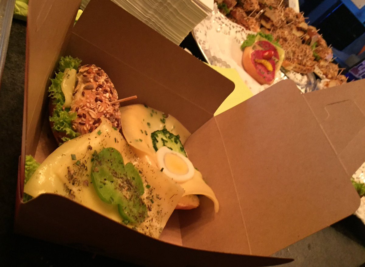 Es gibt noch reichlich! Bitte packt euch euren Doggy Bag! 🎂🍔🍌🐪😉
#OMPForum3