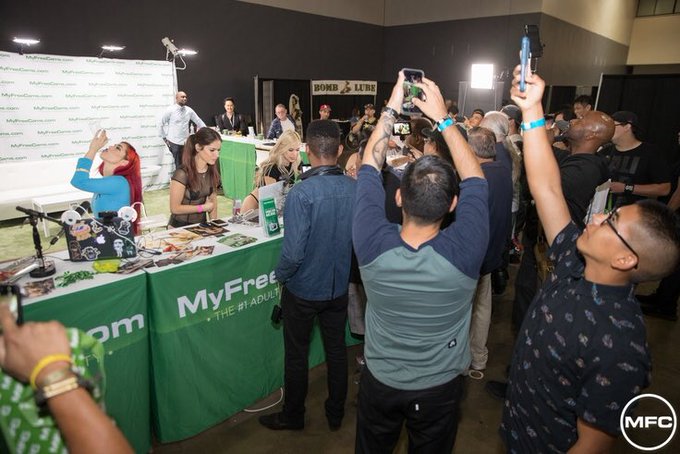 @MyFreeCams LA Adultcon was lit! 🔥🌴💚 had so much fun with @RaeRiley_ @MissMiaShelby @hackergirlmfc &amp;<a class="tags" href="/tag/myfreecams">@myfreecams</a>
