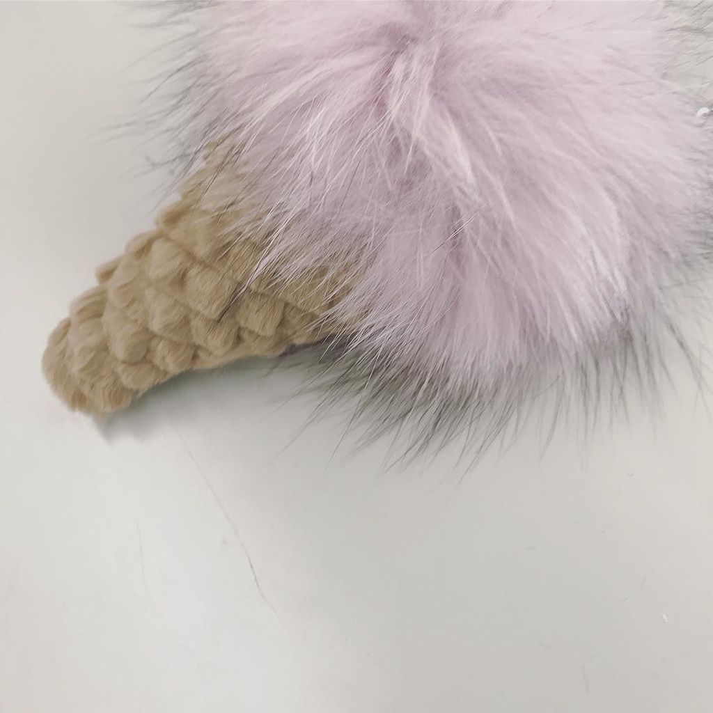 pellecube's tweet photo. 【PELLE】
Petit pelle ファーチャーム
アイスクリーム型(*≧∀≦*)
もう直ぐ入荷💕
・
・
#Pellecube
#pelle
ペレキューブ
#ペレボルサ心斎橋店
・
・
#shoulderbag
#reat… https://t.co/PONtSVVwR9 https://t.co/VVCdQkJWuB