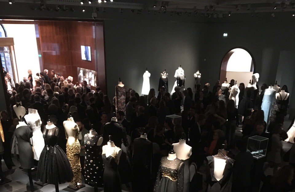 SothebysFr's tweet photo. Les #PetitesRobesNoires de la collection #DidierLudot attirent les admirateurs #FashionWeek #SothebysFr https://t.co/SydlfapQxH