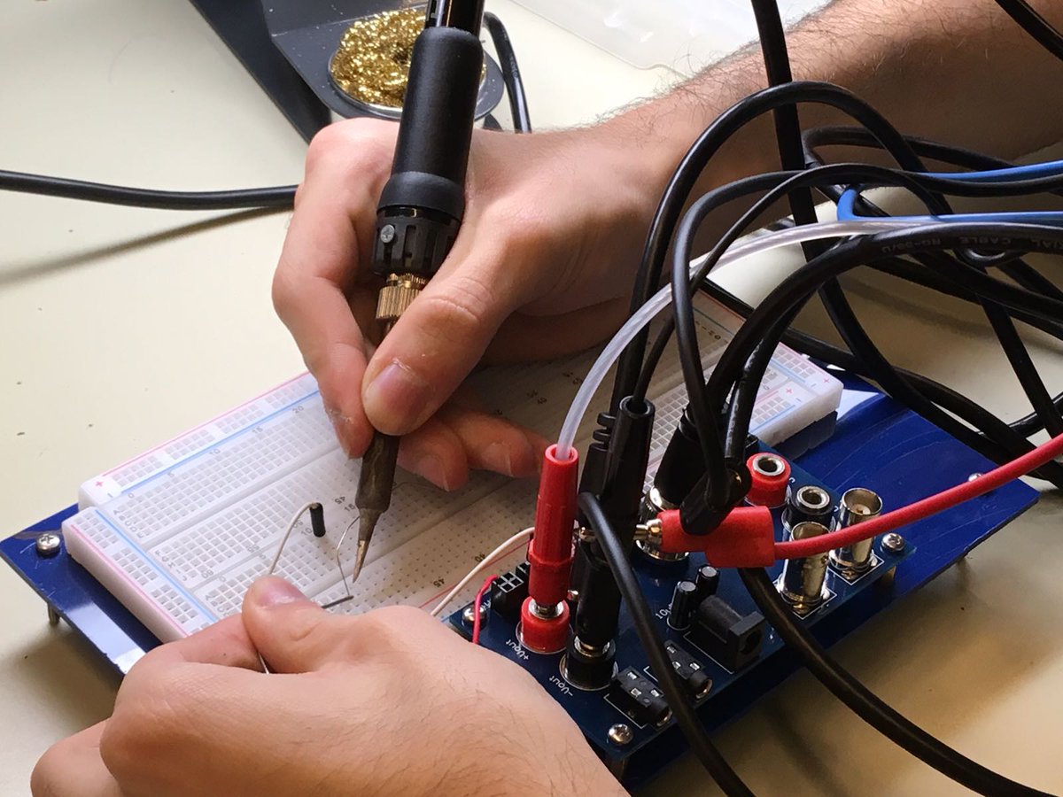 IEEE_SB_BCN's tweet photo. Hoy hemos realizado el taller de soldadura. Rehusamos hacer público el balance de daños personales o materiales  😝 https://t.co/BlgSol538F
