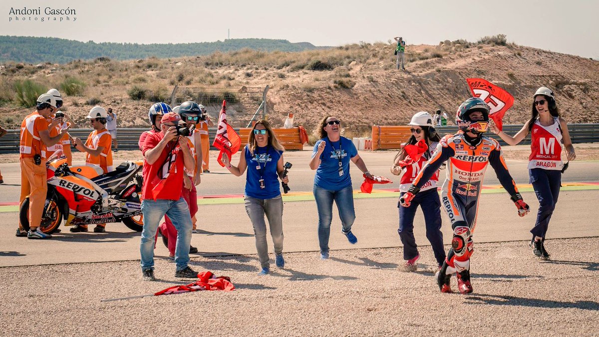 catarina93_73's tweet photo. @marcmarquez93 "Va por vosotros"
#AragonGP #TheRedVolution
#GiveMe5 #MM93
📸 Andoni Gascón https://t.co/QvvGnnXwFi