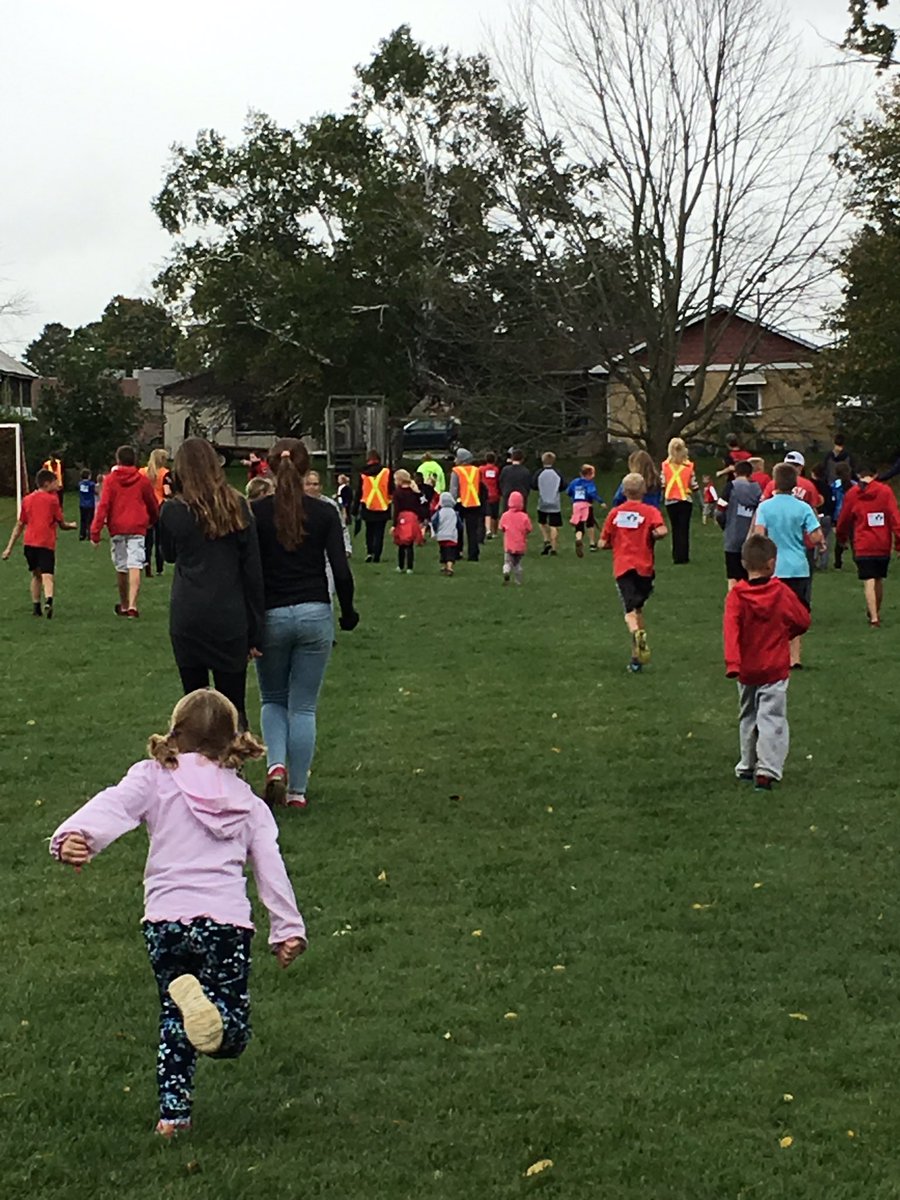 MrDaSilva11's tweet photo. The cold and rain was no match for @StJohnFisherCS, as they participated in this year's Terry Fox Run despite the outdoor elements! #sccdsb https://t.co/Rwu4SmtoQH