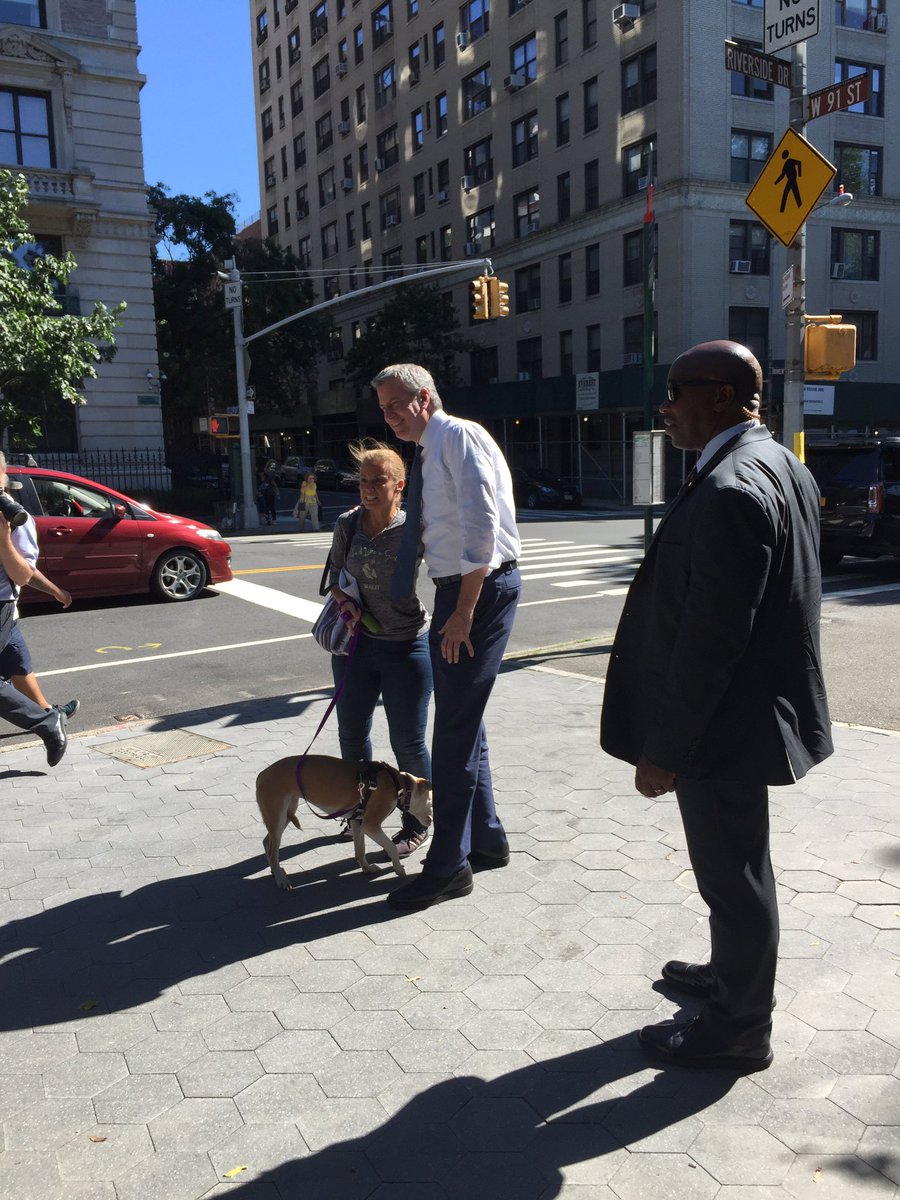 Jill_Jorgensen's tweet photo. .@NYCMayor takes a pic with a cute dog but did not pet it https://t.co/sbKO2CnHz6