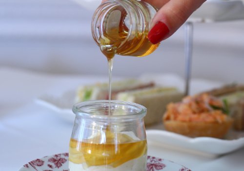 Great afternoon tea today <a href="/mrspwoman/">Jane Vaus</a> <a href="/sterminshotel/">St. Ermin's Hotel</a> tasty treats made from honey from 200000 Buckfast bees/hives on the hotel rooftop  🐝🍯😋