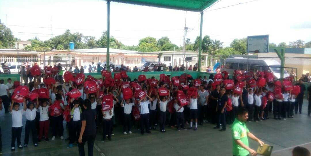 🎒 #28Sep ¡Convirtiendo a toda la Patria en una Escuela!  Continúa entrega de morrales escolares en los estados Zulia, Falcón y Anzoátegui