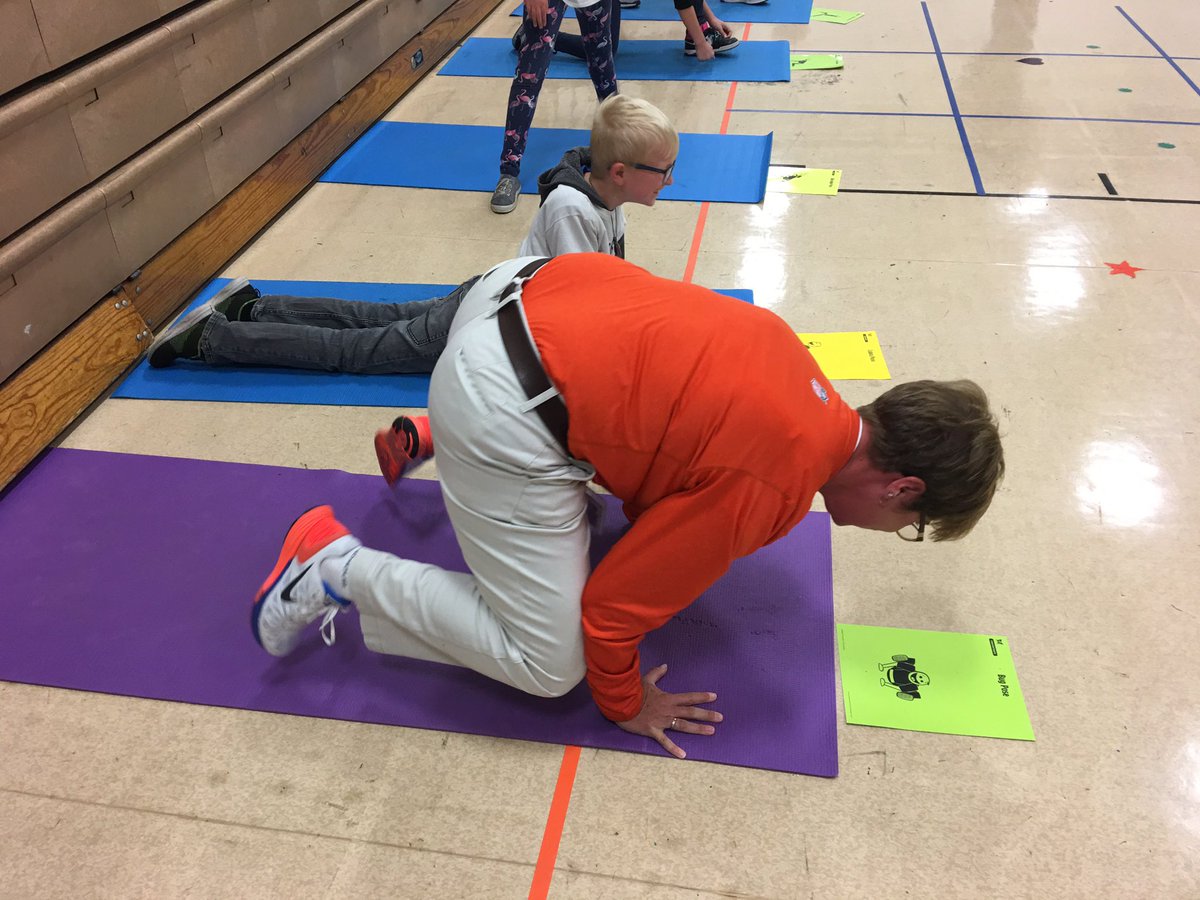 Ms. Blasius flexing her muscle for the bug pose 👏🏼 #impressed #ourAPisbetterthanyours #westLOVE <a href="/ElemWest50/">🐾Woodland ELW🐾</a> <a href="/Woodland50News/">Woodland District 50</a> <a href="/kristi_blasius/">Kristi Blasius</a>