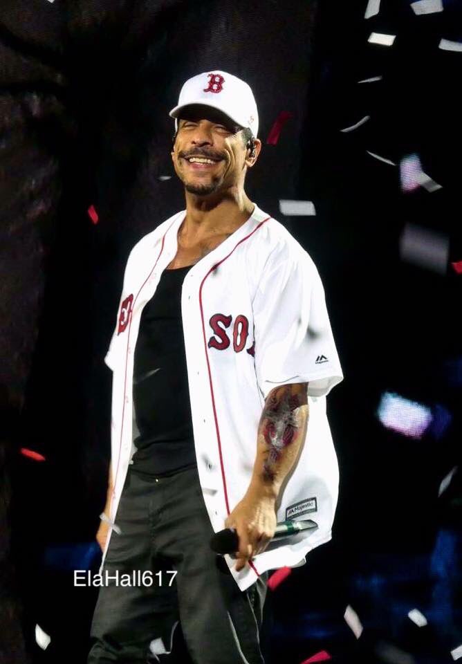 ElaHall617's tweet photo. Happy #TBT @NKOTB #TotalPackageTour #MissThisShit #BostonBoy #Fenway @dannywood❤️❤️❤️✌️❤️❤️❤️ https://t.co/Xxf8voPq6F