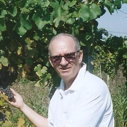 domhelio_rest's tweet photo. Este é o Sr. Luiz Augusto Sommelier, nosso sommelier. O Sr. Luiz cuida de cada detalhe da adega de vinhos do Dom Helio Forno &amp; Grill. 😀 https://t.co/lgSJyZQ4Wo