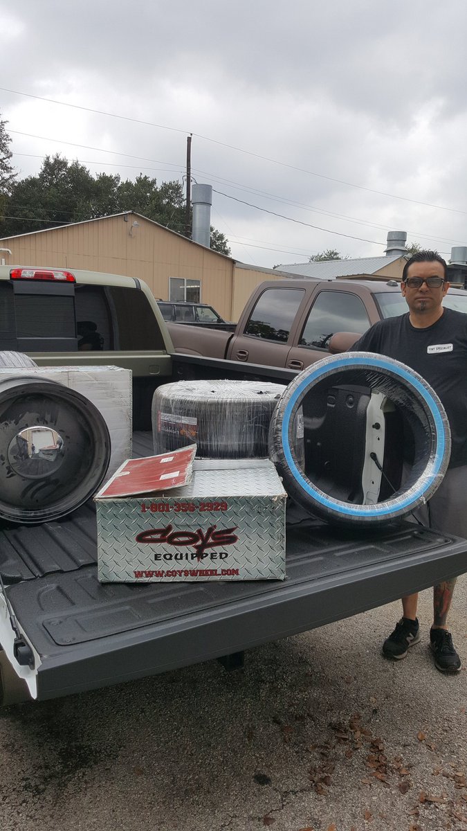 hectoraustin8's tweet photo. Going to get tires mount #coysequipped #lowprowithwhitewall #66buickelectra2drhardtop https://t.co/NrsAD4muIW