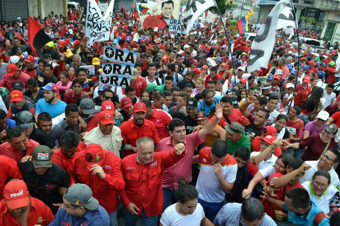 PartidoPSUV's tweet photo. #MÉRIDA Amor, lealtad, esfuerzo y dedicación. Juntos lograremos la victoria perfecta ¡Nuestro corazón les pertenece! @NicolasMaduro ❤ https://t.co/QaBlHAMae9