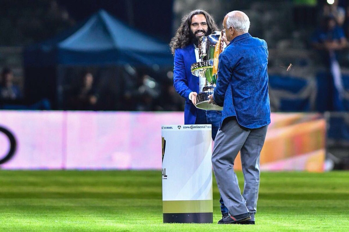 joycemarcal's tweet photo. um amor por essa foto!!! eterno na nossa historia 💙 #SouCruzeiroSouPenta https://t.co/NGgUYaVgOs
