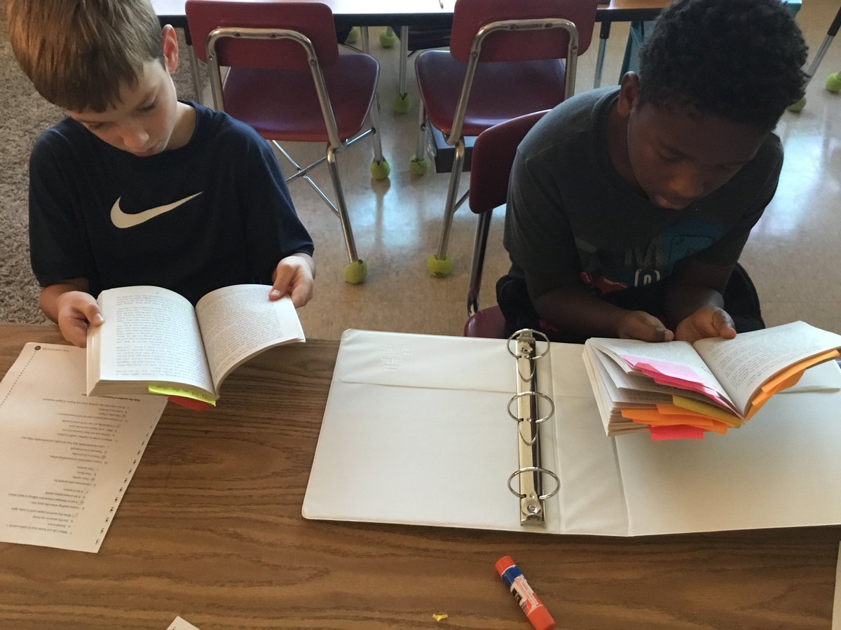 Independent Reading using our sticky notes #SPPSReads <a href="/EXPOelementary/">EXPO Elementary</a>