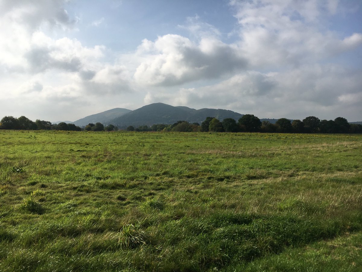 stephjbateman's tweet photo. Beautiful view of the Malvern hills from the meadows literally outside my back gate #lovemynewhouse #idyllicsetting https://t.co/J0UBz26Lv6