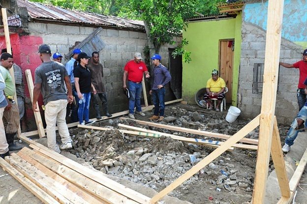 GriselSanchez4's tweet photo. En el barrio Azul de la Provincia Duarte el @Invi_RD trabaja con el programa #AccionRapida para afectados por #HuracanMaria. #RDAvanza 🦋❤ https://t.co/mup1essXAq