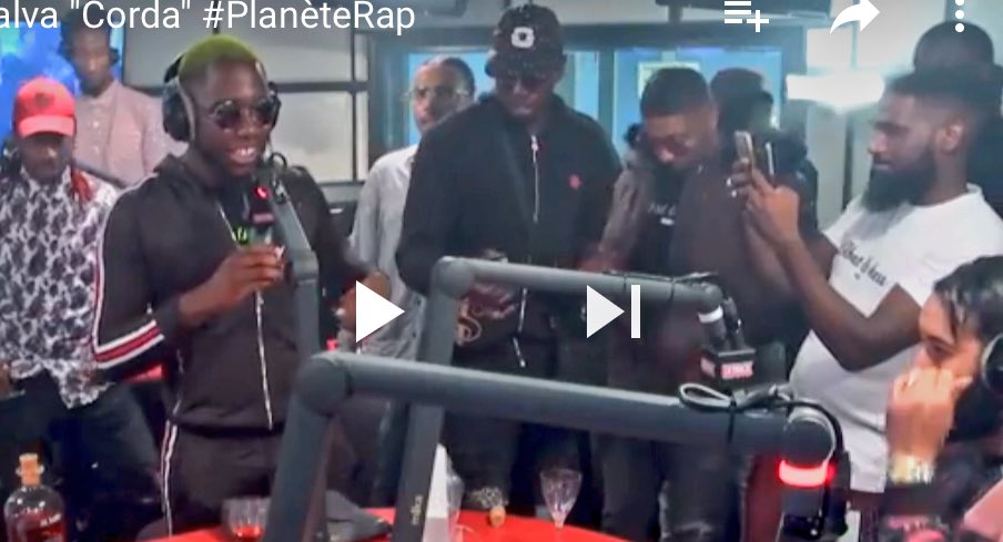 rayzzor83's tweet image. L'homme avec le t shirt blanc et LA barbe il est la vôtre cameraman  #Salva