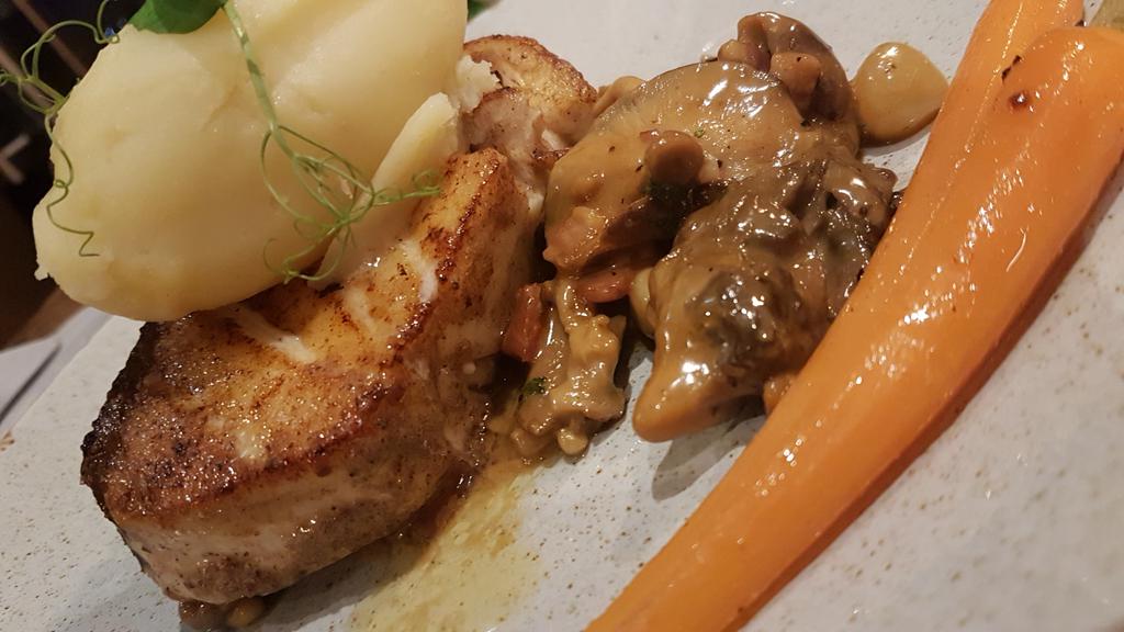 It's date night. We're <a href="/harbourbk/">Harbour Bar&Kitchen</a> in Porthcawl. Great food. #ValeLife