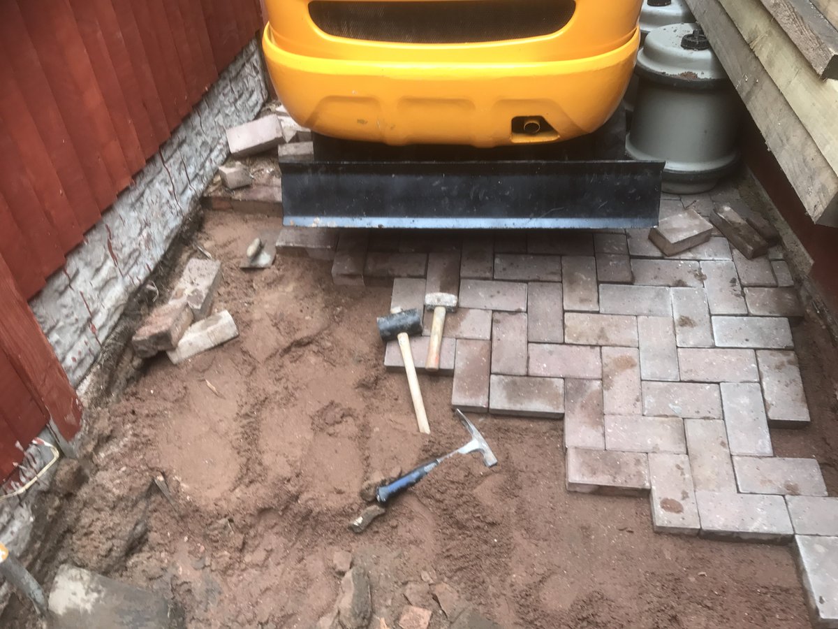 GeoffsServices's tweet photo. Geoff’s maintenance also offers a wide range of jobs such as decking fencing painting and decorating etc pm me or I can send my number https://t.co/Pw5PvTzTJv